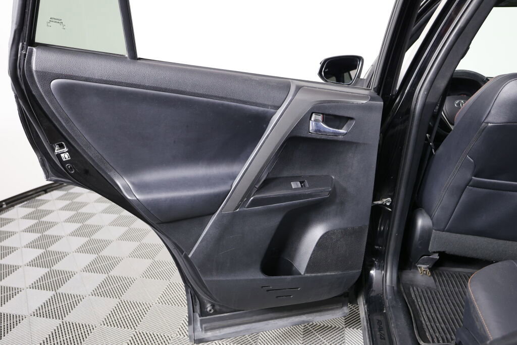 Used 2016 Toyota RAV4 SE image 16