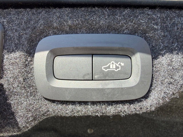 Used 2020 Volvo S60 T5 Momentum image 16