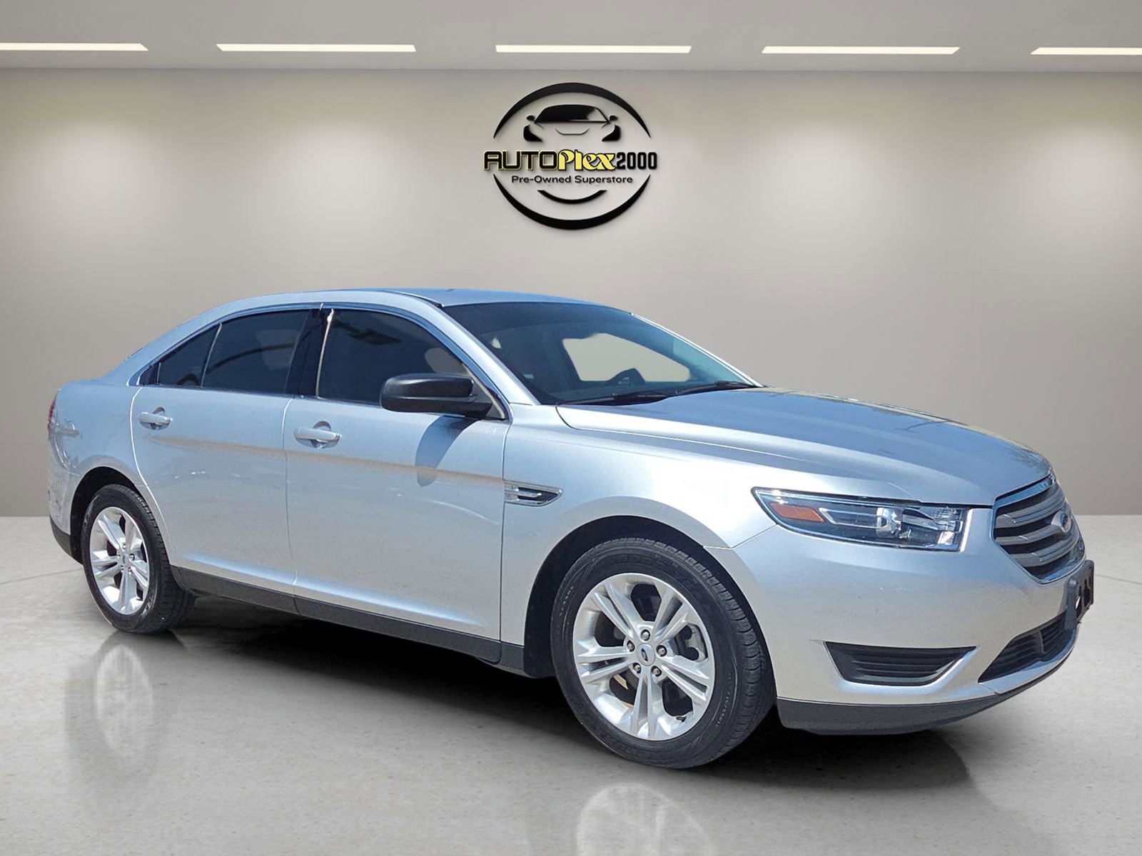 Used 2018 Ford Taurus SE FWD image 1