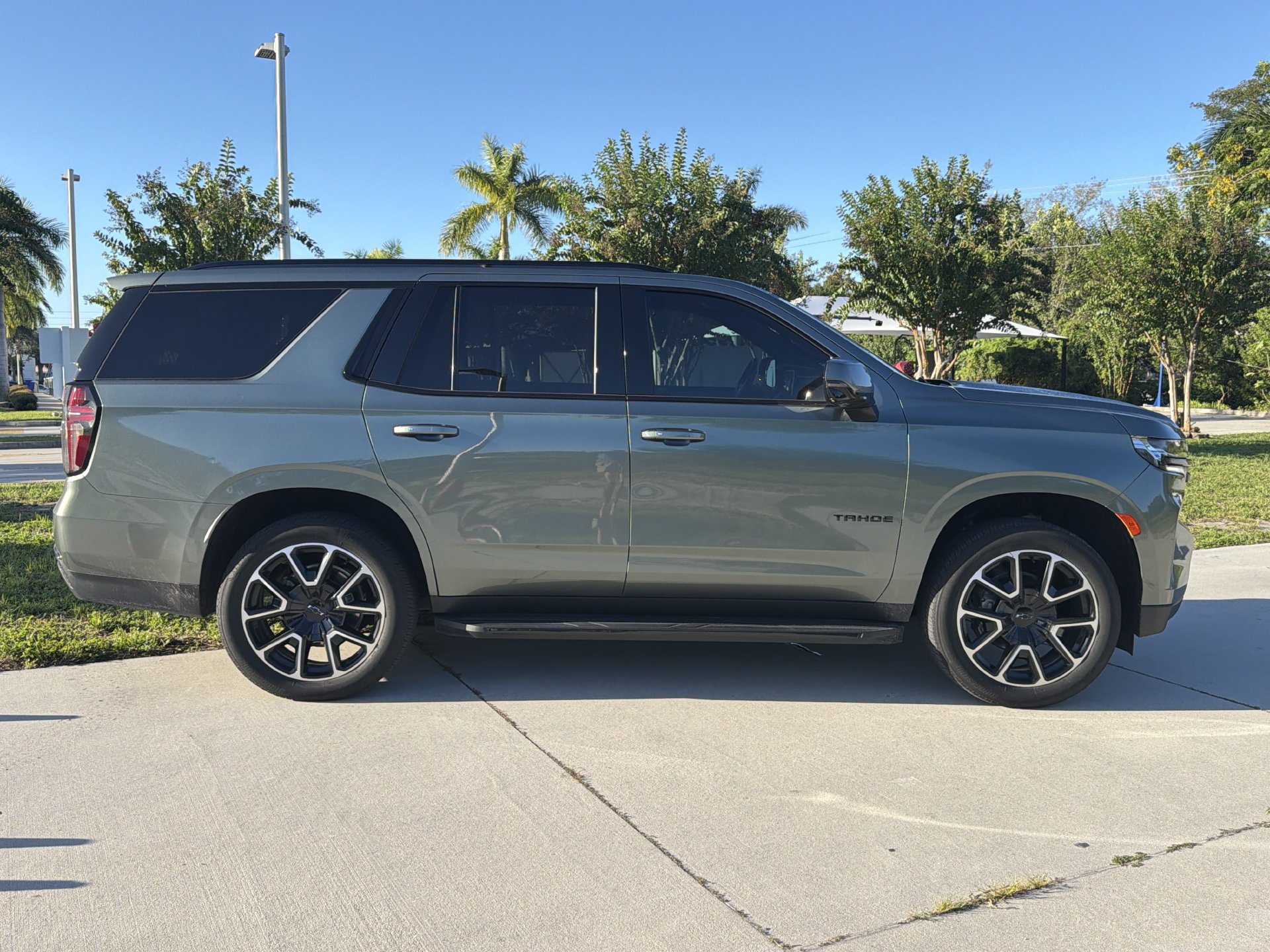 Used 2024 Chevrolet Tahoe RST w/ Luxury Package RWD image 2