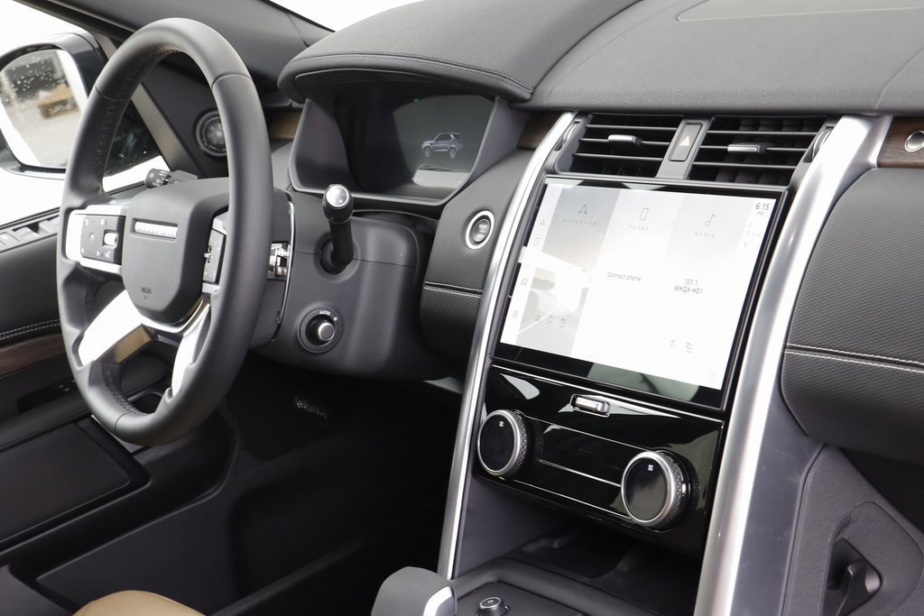 Used 2024 Land Rover Discovery Dynamic SE image 23