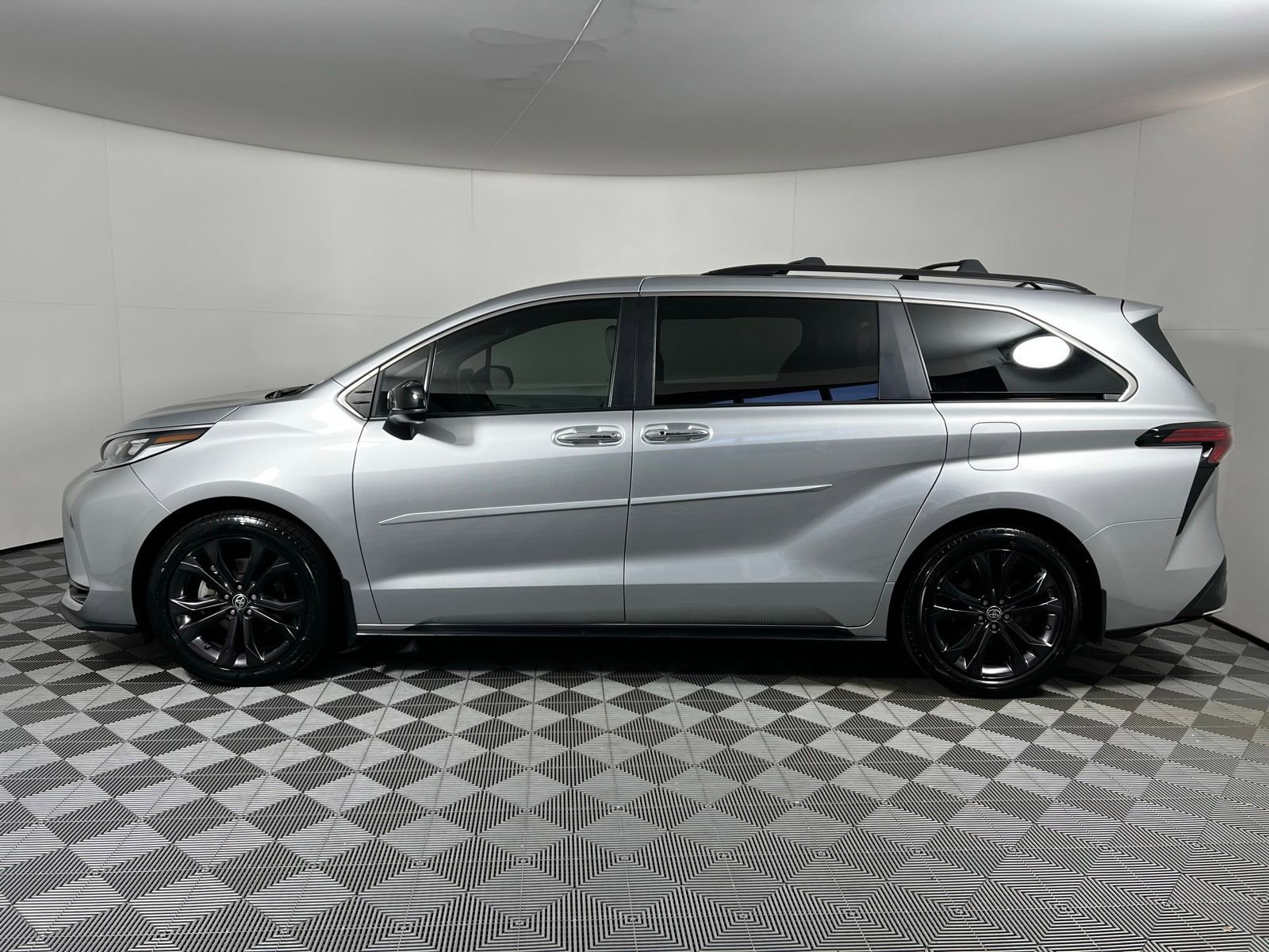 Certified 2024 Toyota Sienna XSE image 8