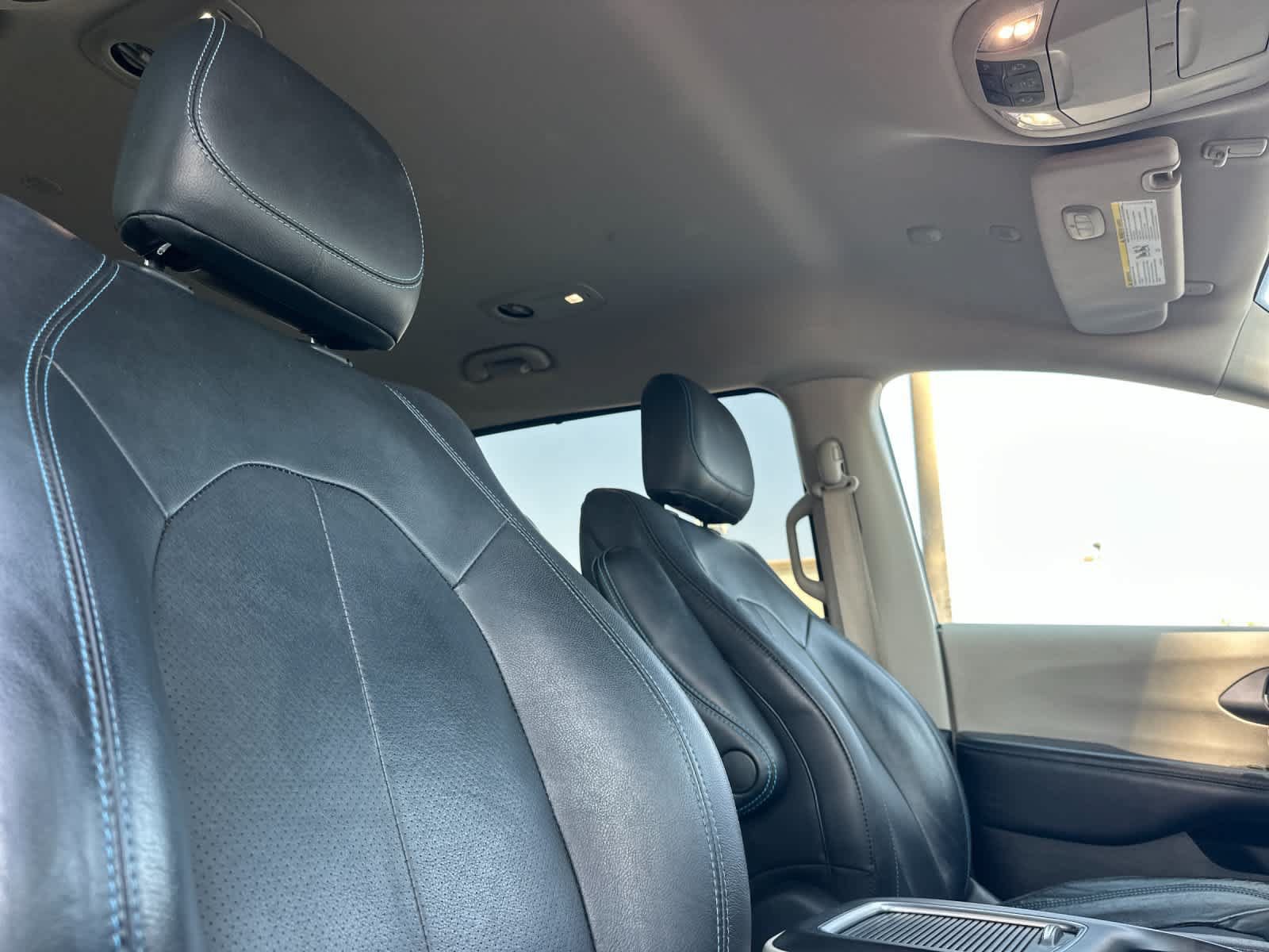 Used 2021 Chrysler Pacifica Touring-L FWD image 2