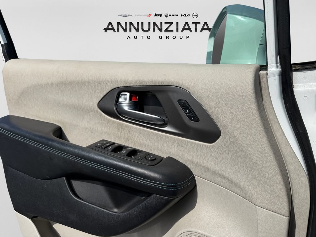 Used 2021 Chrysler Pacifica Touring-L FWD image 28