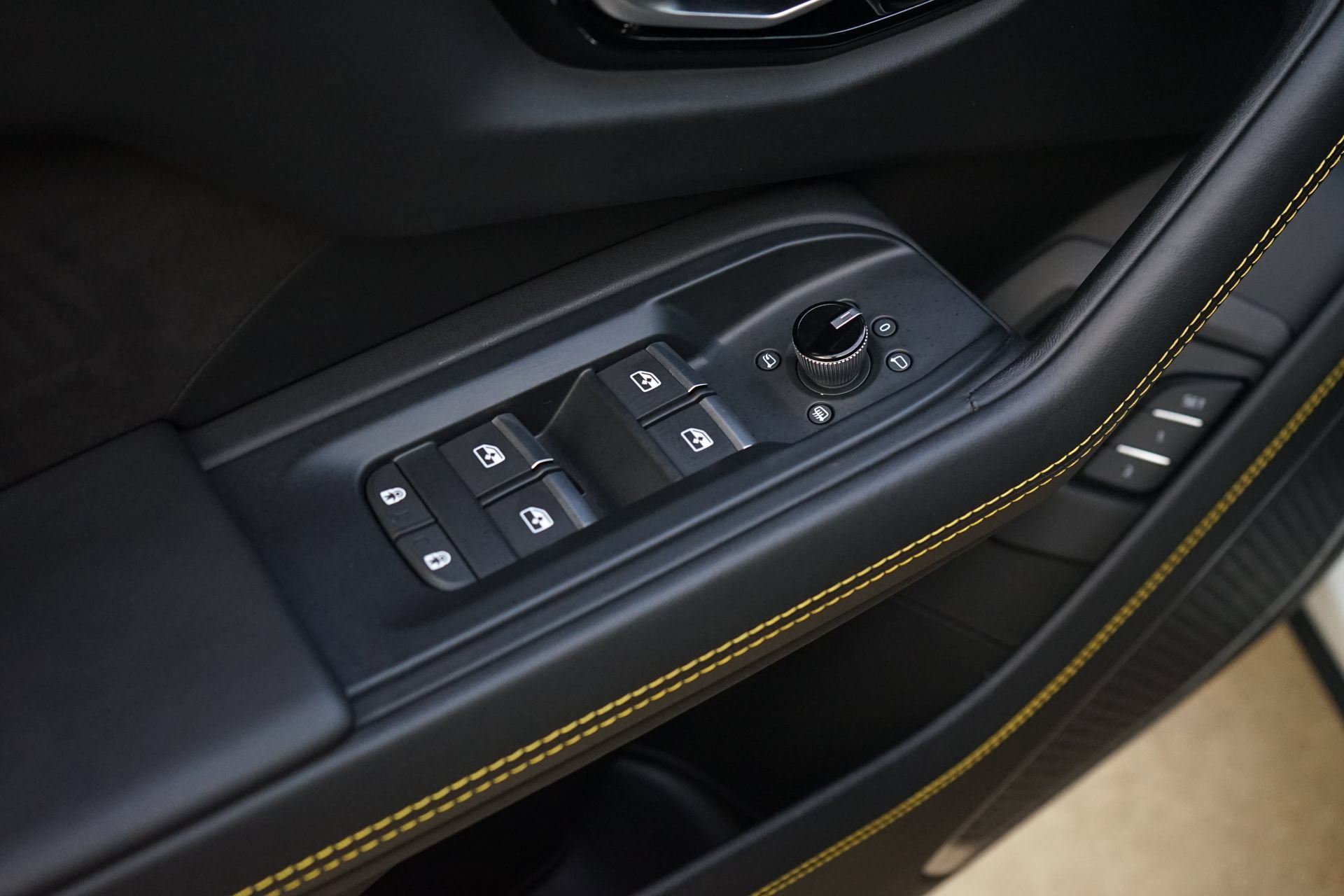 Used 2021 Lamborghini Urus AWD/4WD image 29