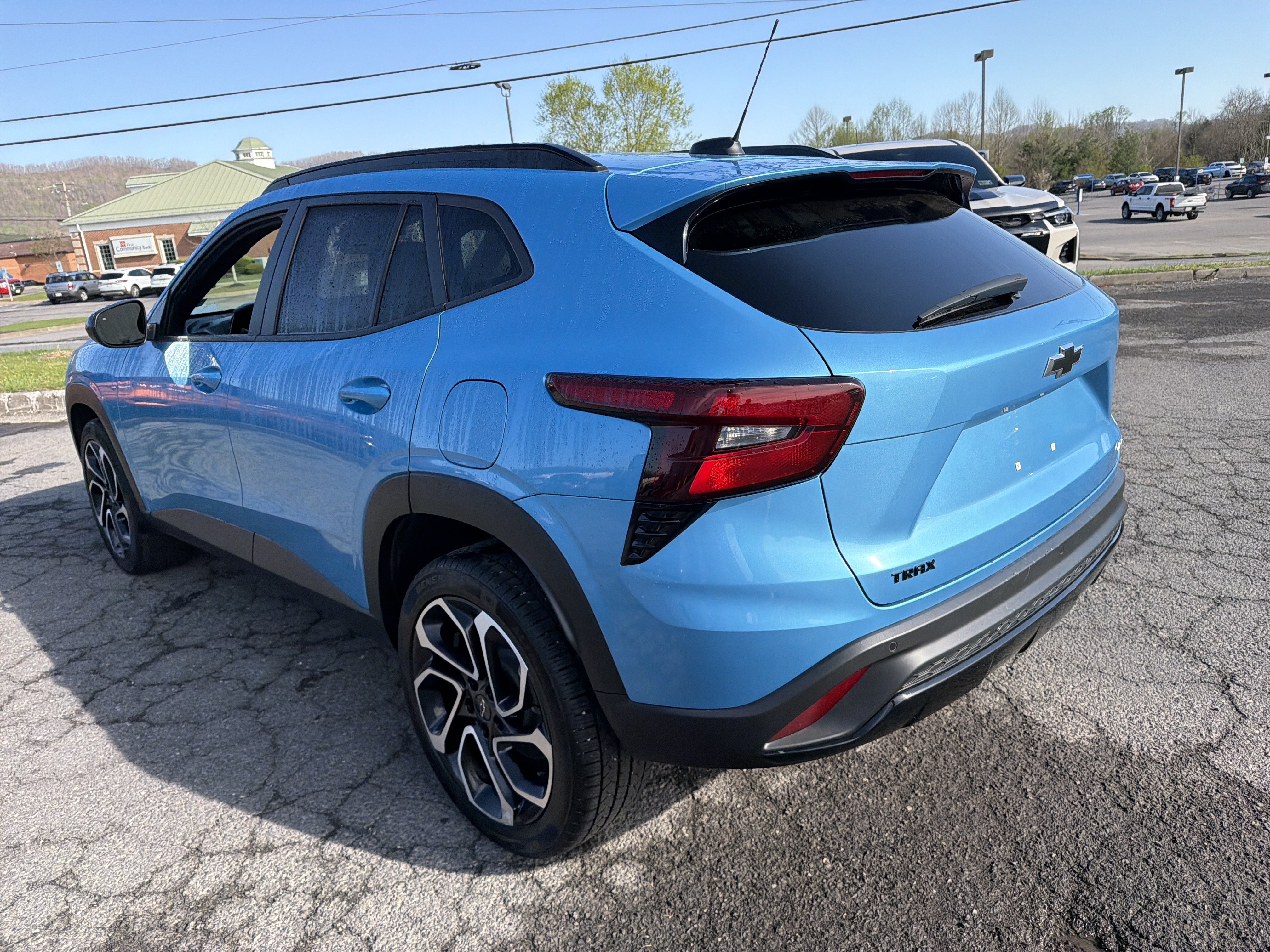 Used 2025 Chevrolet Trax RS w/ Sunroof Package FWD image 8