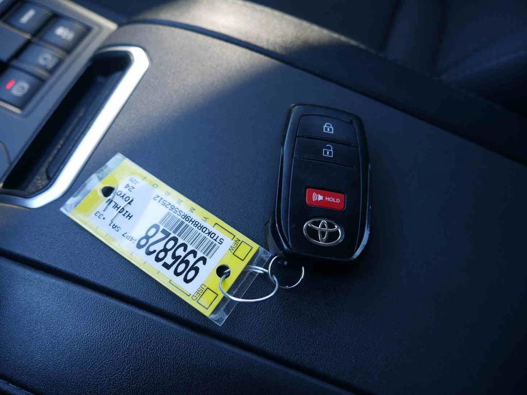 Used 2024 Toyota Highlander LE image 36