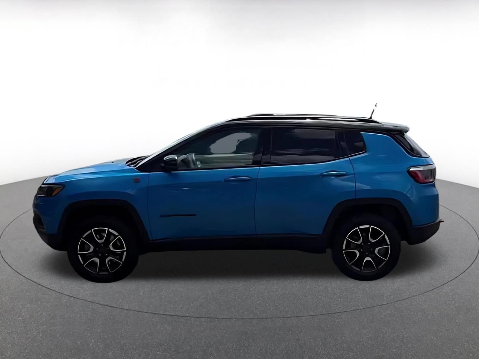 Used 2025 Jeep Compass Trailhawk AWD/4WD image 9