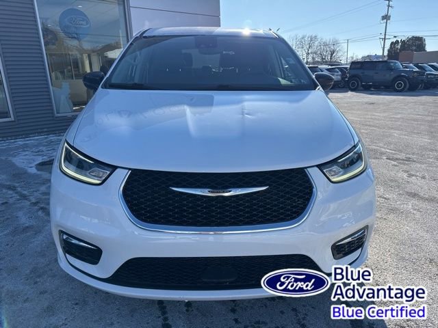 Used 2024 Chrysler Pacifica Touring-L image 3