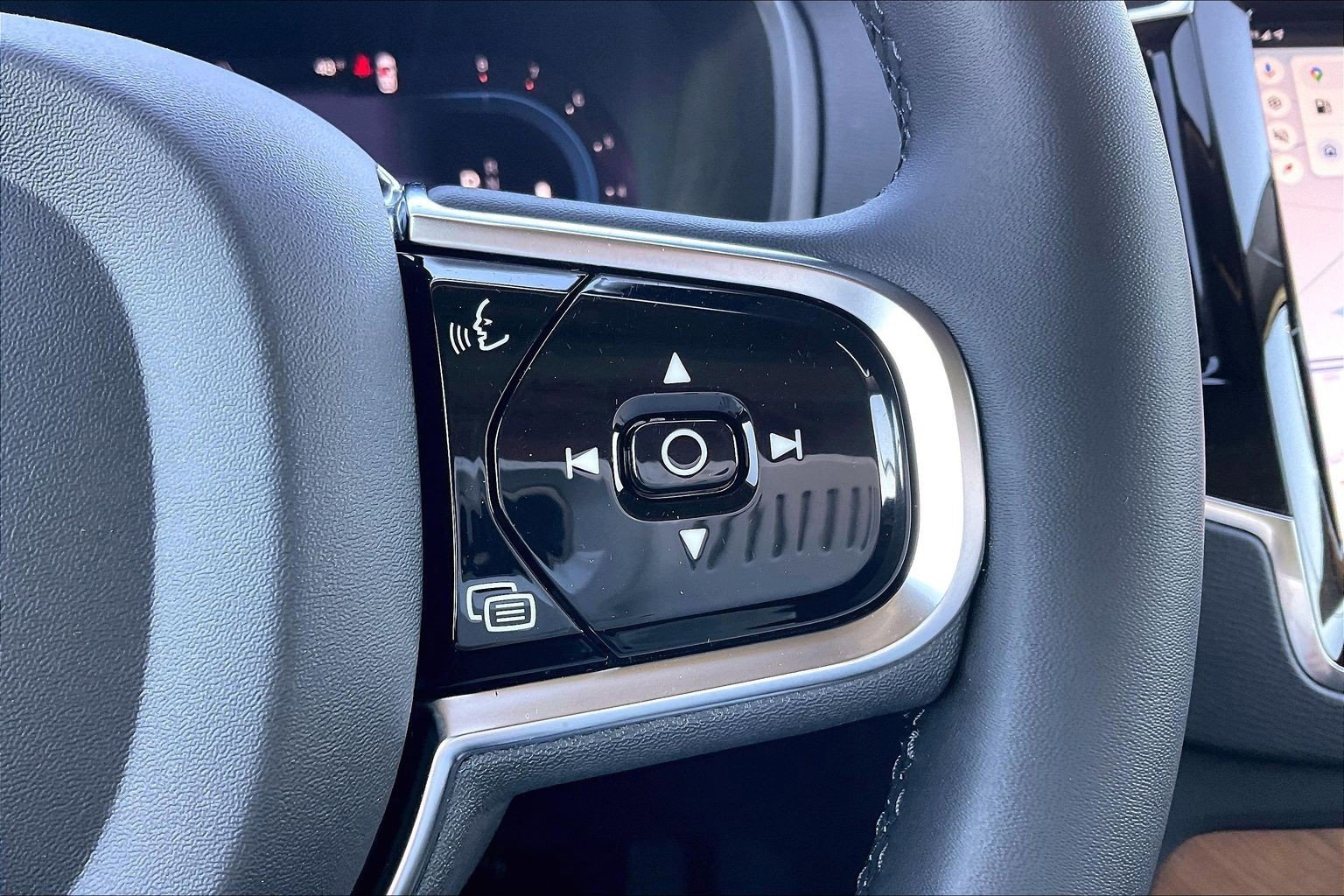 Used 2023 Volvo XC90 B6 Plus image 22