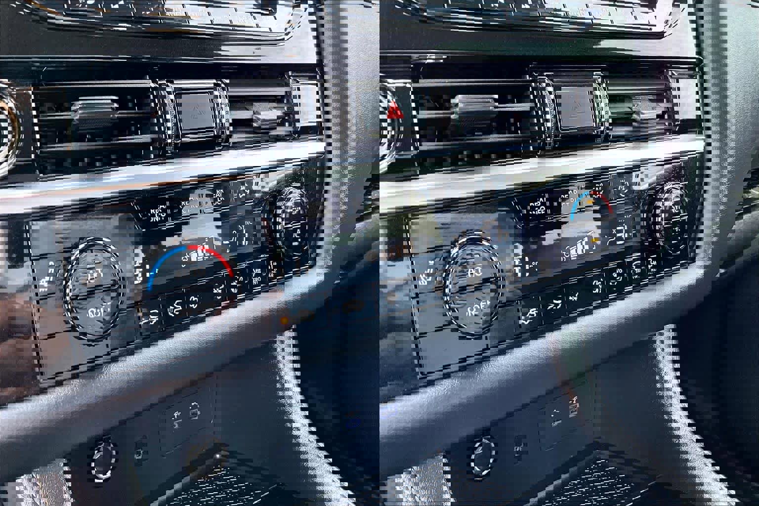 Used 2024 Nissan Pathfinder SL image 34