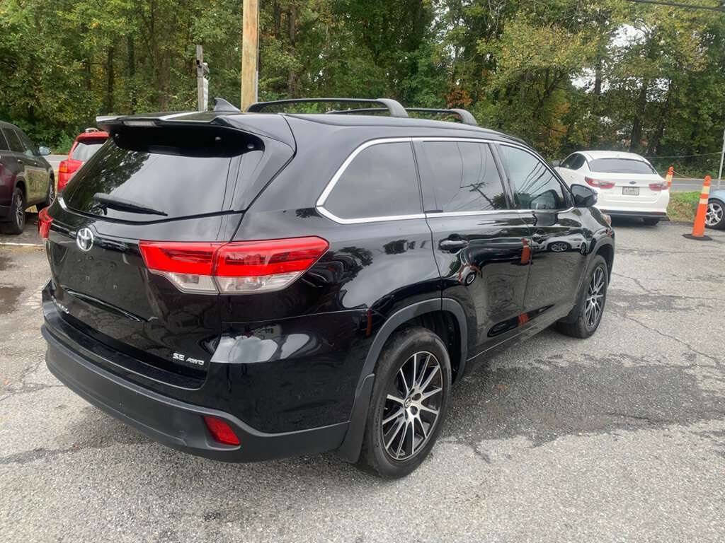 Used 2018 Toyota Highlander SE image 11