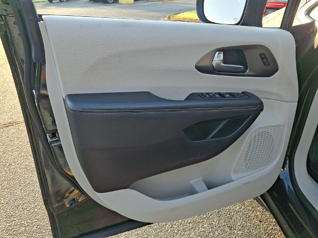 Used 2023 Chrysler Pacifica Touring-L FWD image 12