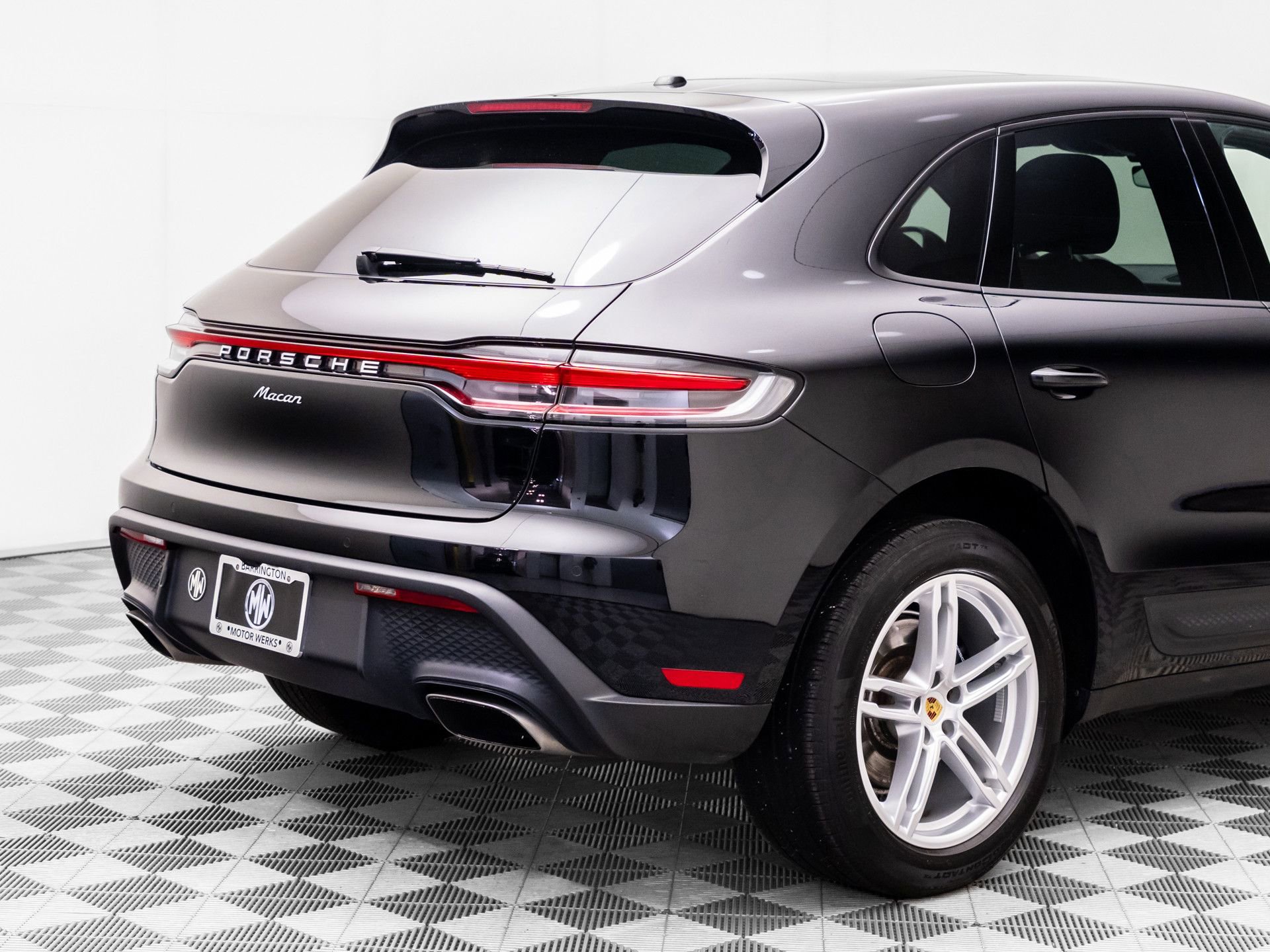 Certified 2023 Porsche Macan AWD/4WD image 31