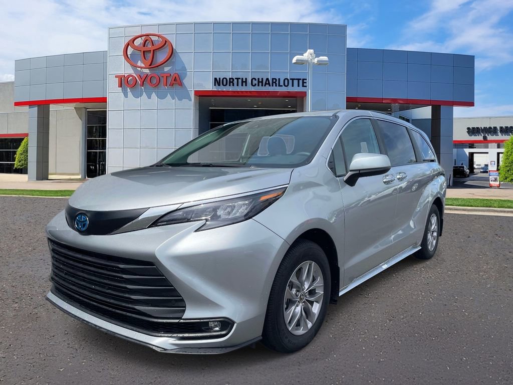 Used 2025 Toyota Sienna XLE image 3