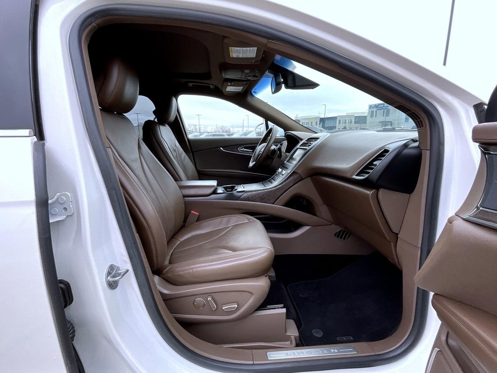 Used 2016 Lincoln MKX Reserve w/ Driver Assistance Package image 16