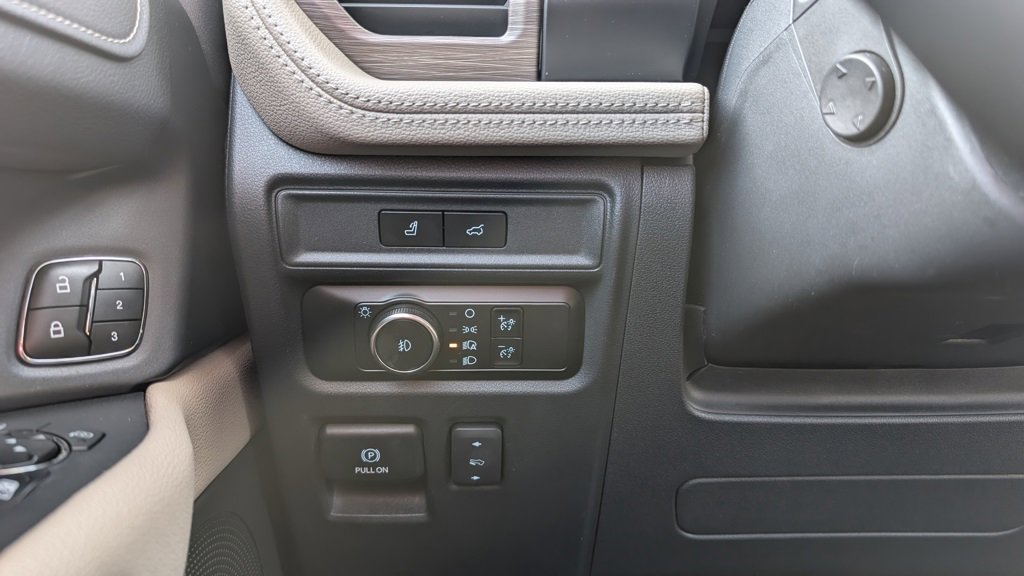 Used 2023 Ford Expedition Limited image 10