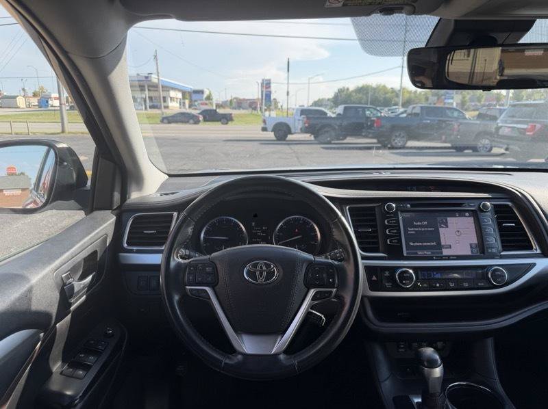Used 2019 Toyota Highlander XLE FWD image 16