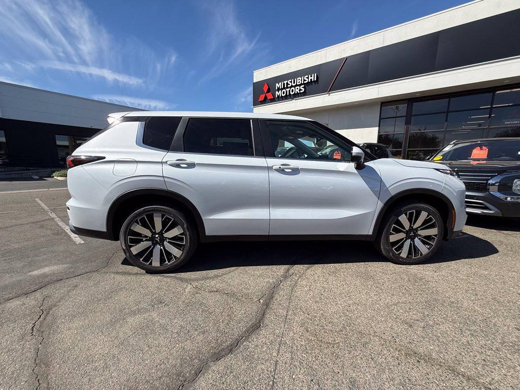 New 2026 Mitsubishi Outlander SE FWD image 16