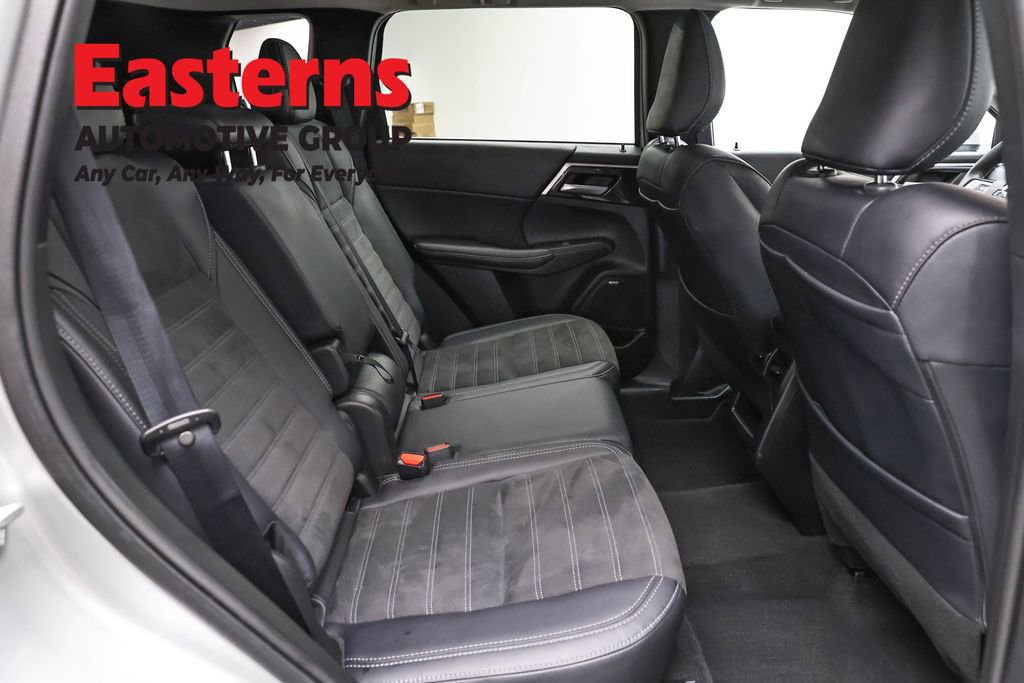Used 2025 Mitsubishi Outlander SE image 24