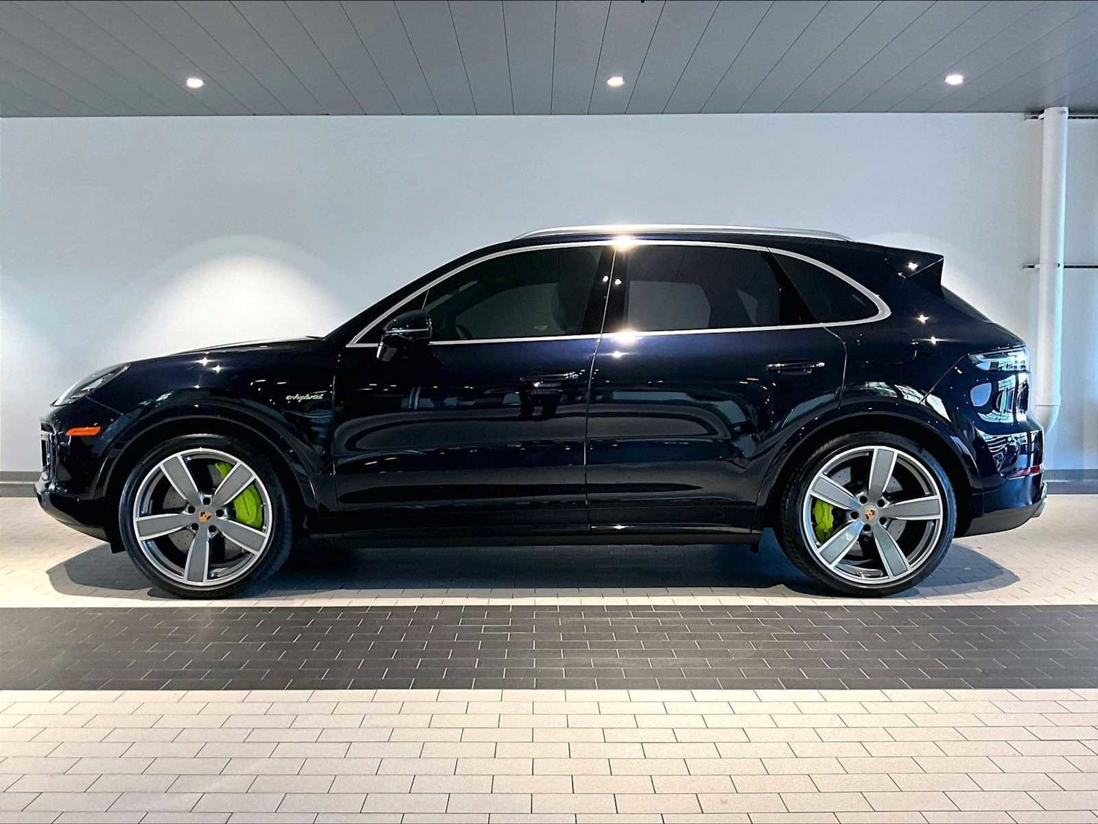 Used 2023 Porsche Cayenne Turbo S image 2