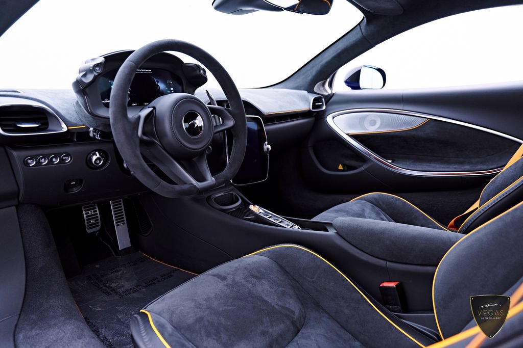 Used 2025 McLaren Artura RWD image 2