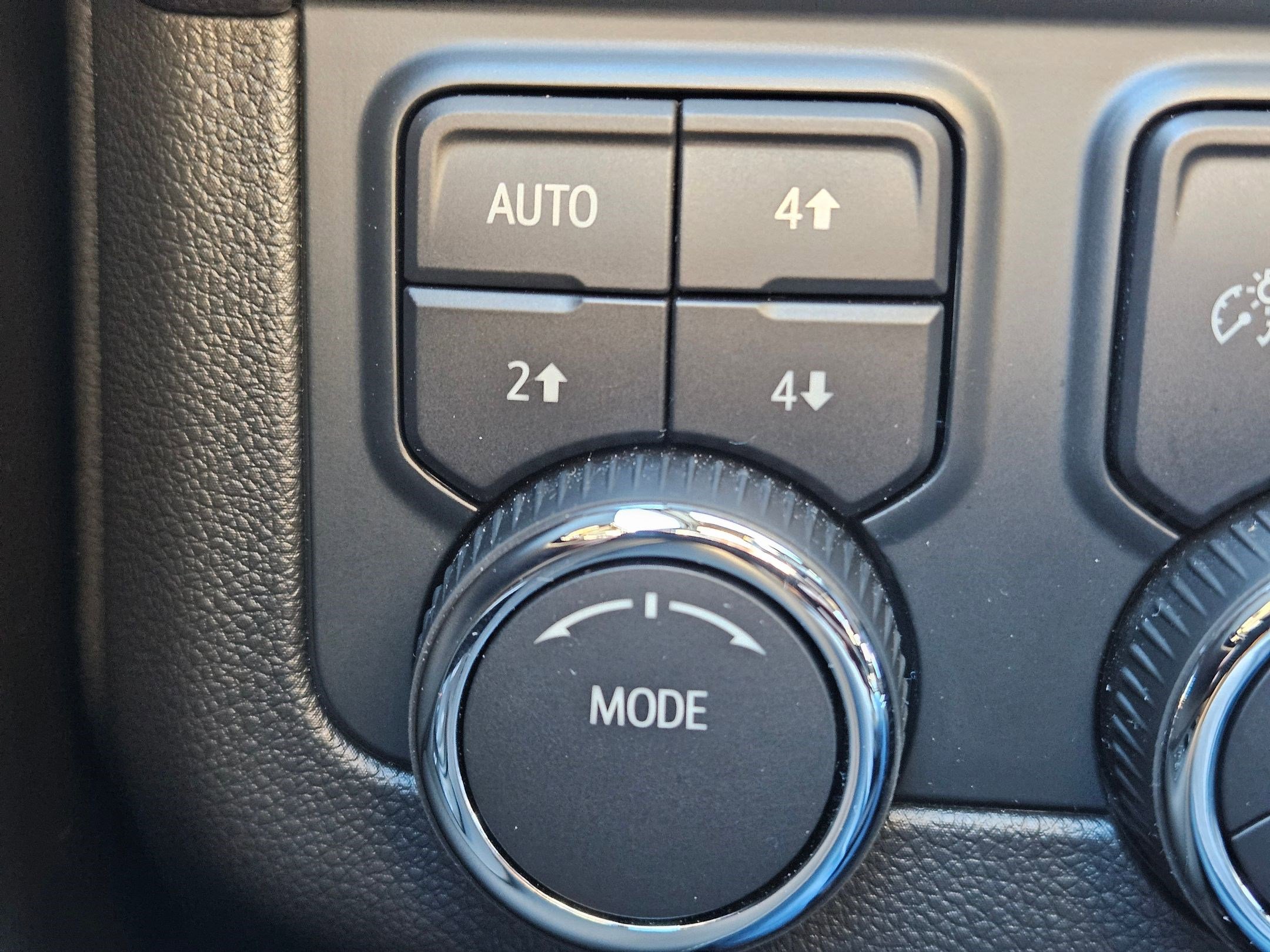 Used 2025 Chevrolet Suburban Z71 w/ Comfort Package image 27