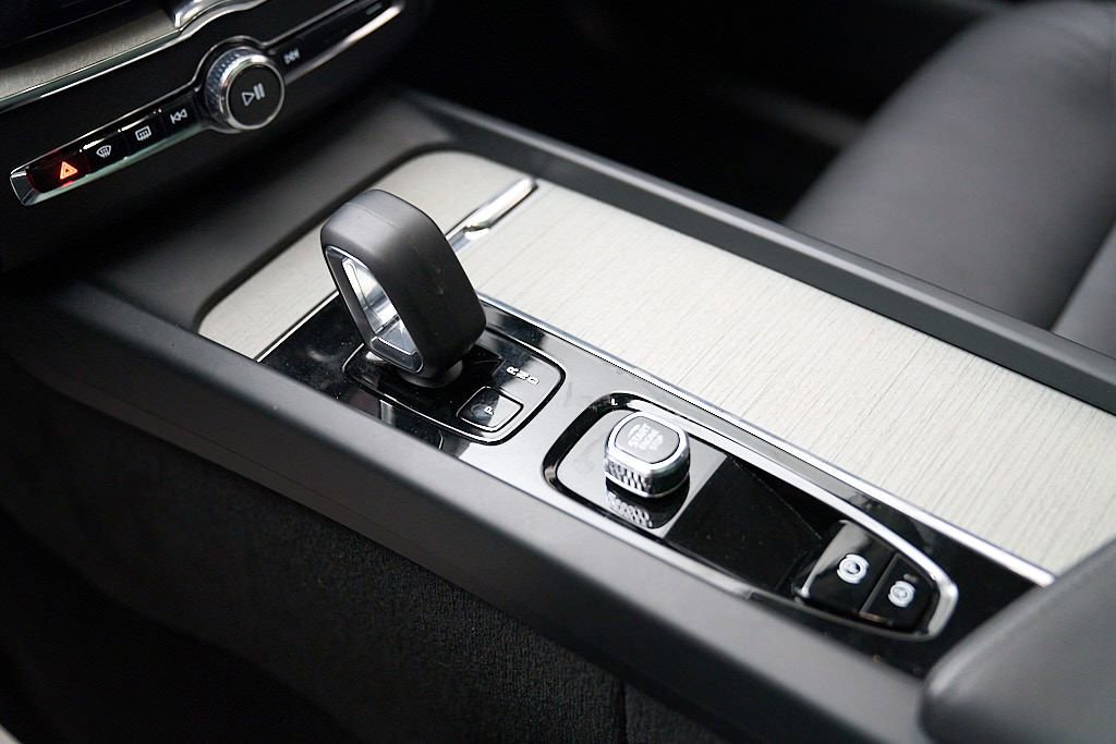 Certified 2025 Volvo XC60 B5 Plus AWD/4WD image 19