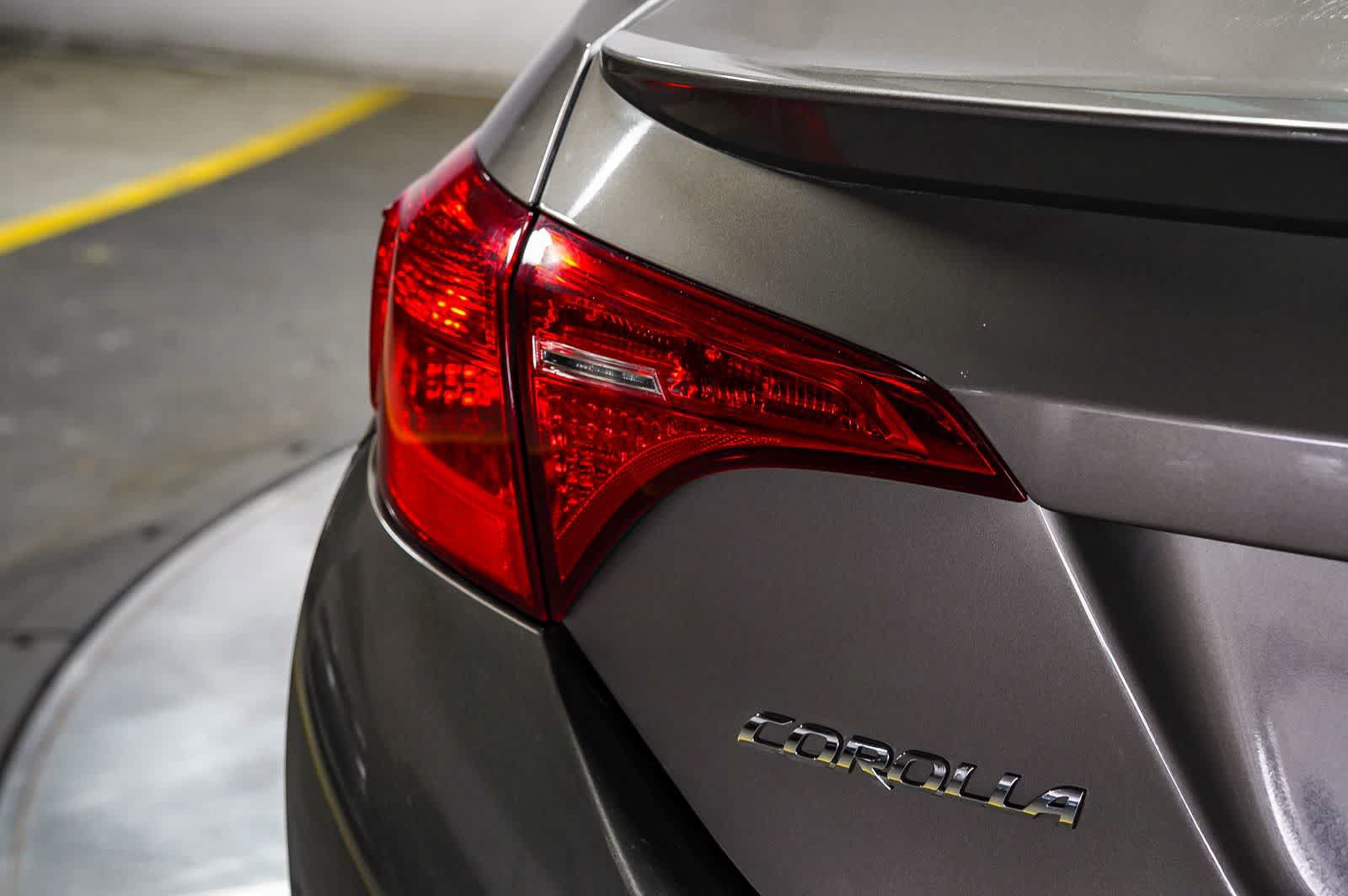 Certified 2018 Toyota Corolla SE FWD image 12