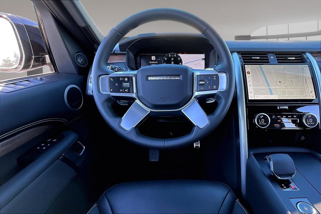 Certified 2025 Land Rover Discovery Dynamic SE AWD/4WD image 8