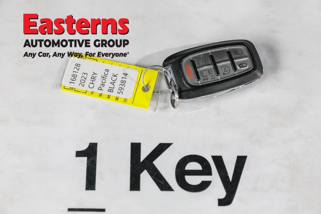 Used 2023 Chrysler Pacifica Touring-L FWD image 24
