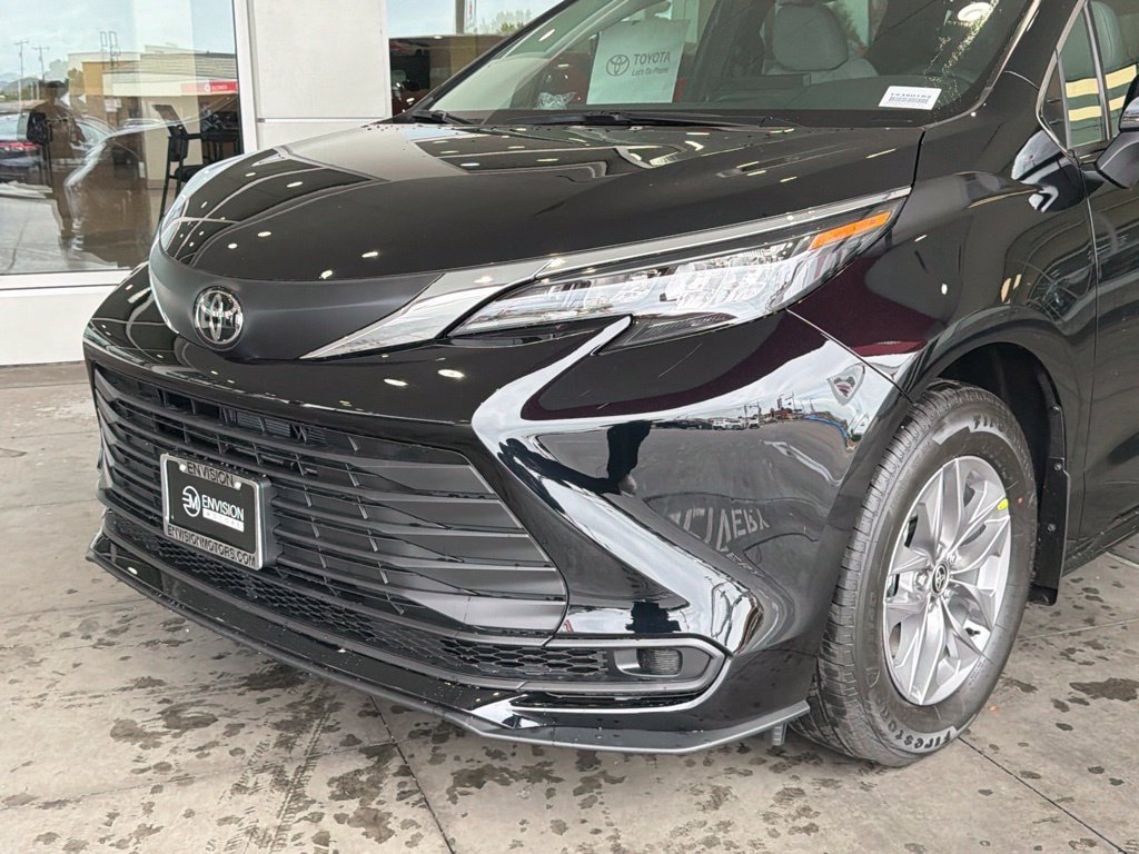 New 2026 Toyota Sienna LE FWD image 3