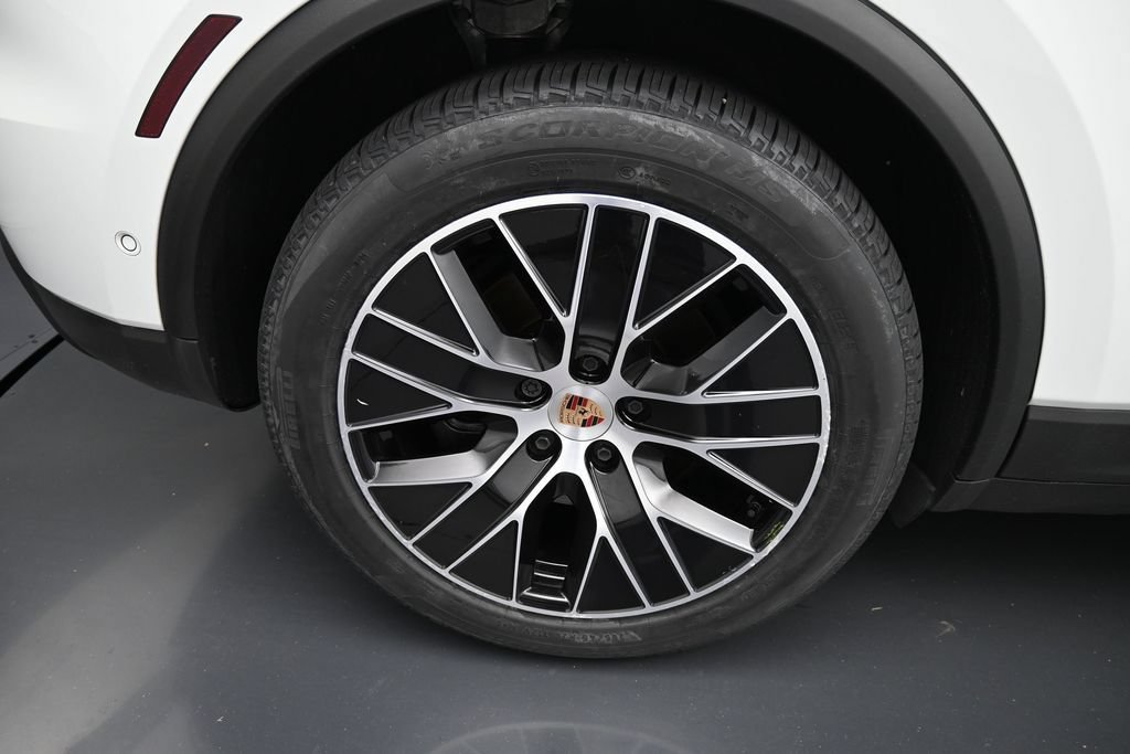 Certified 2025 Porsche Macan Electric RWD image 9
