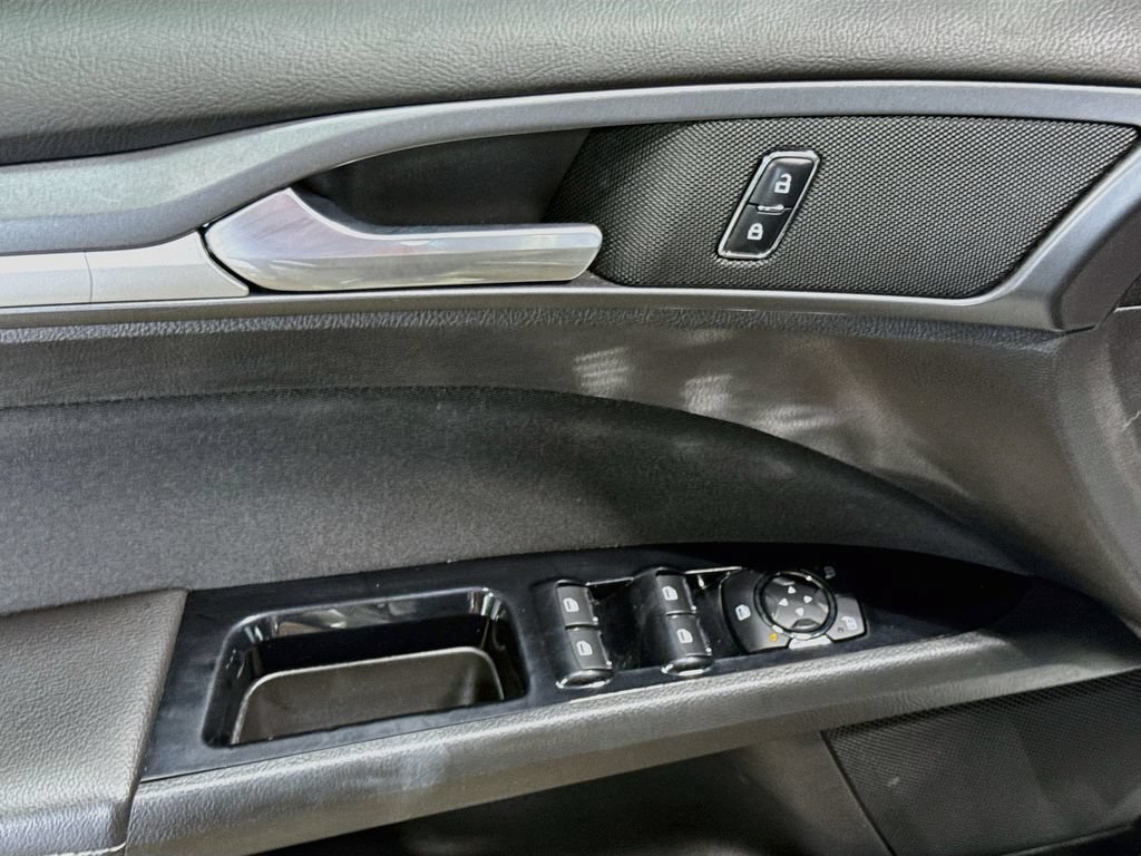 Used 2016 Ford Fusion SE FWD image 16