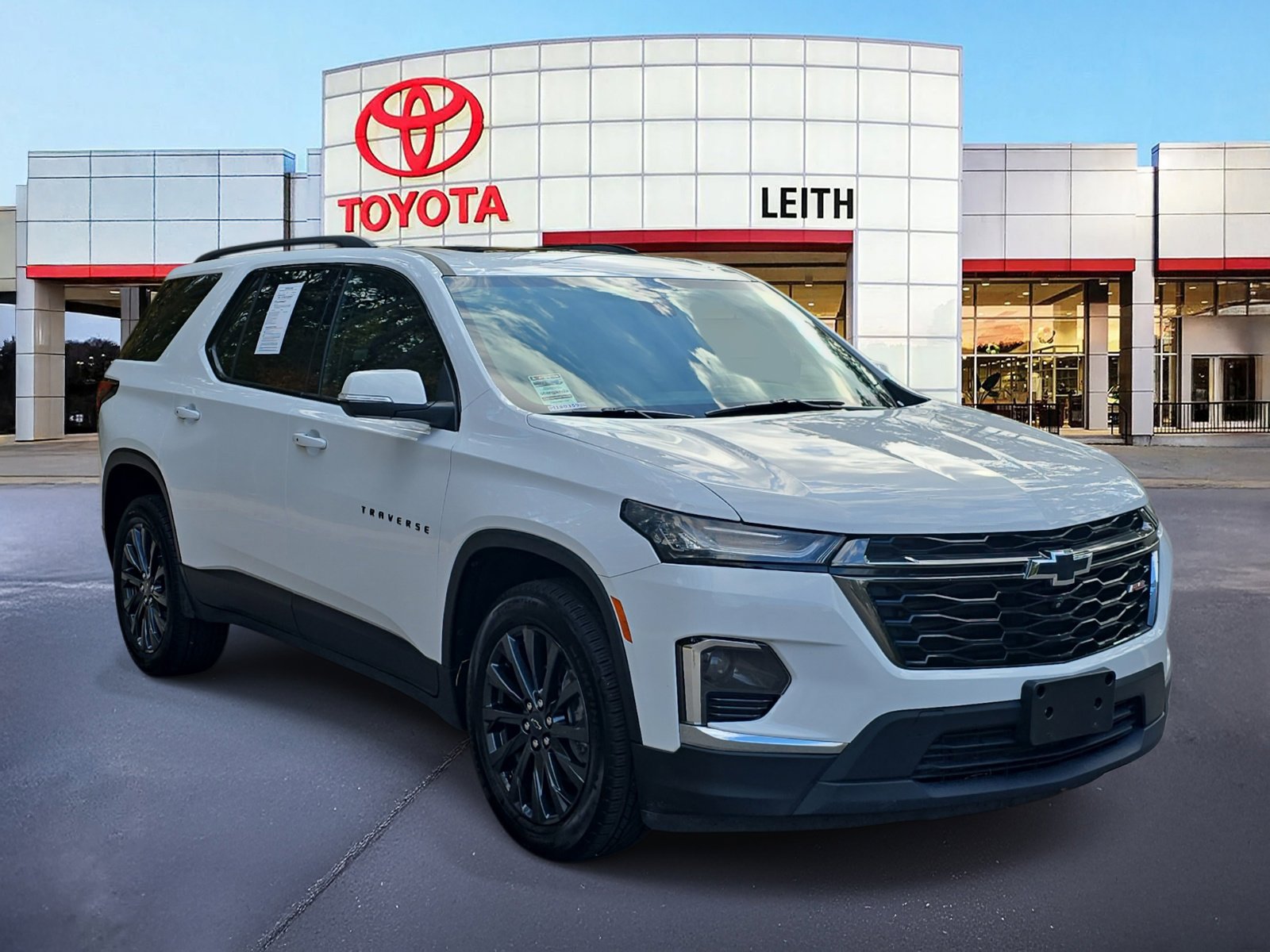 Used 2023 Chevrolet Traverse RS image 3