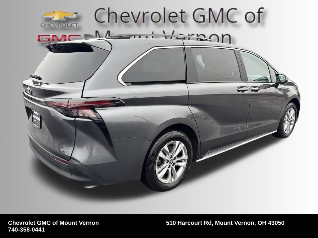 Used 2025 Toyota Sienna XLE image 5