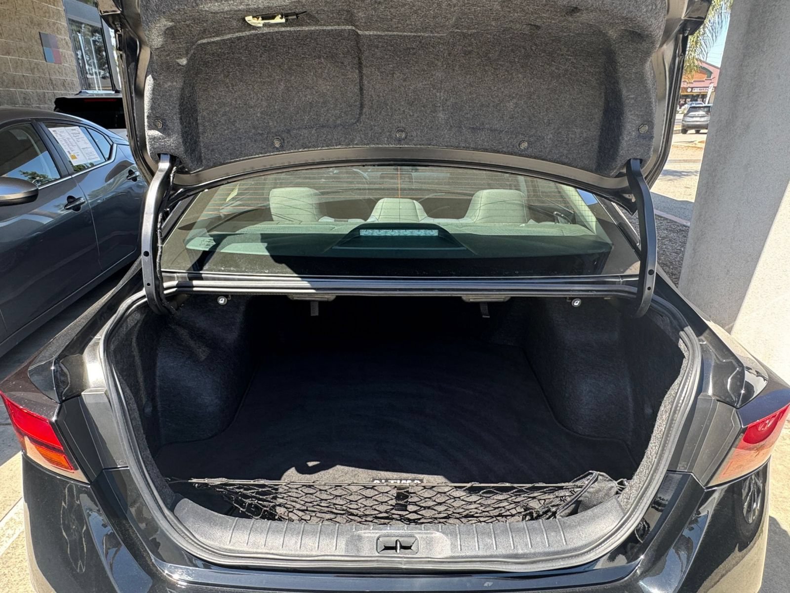 Used 2025 Nissan Altima 2.5 SV FWD image 32