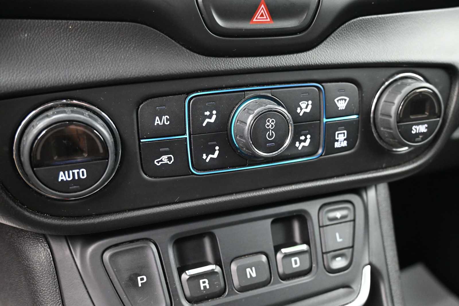 Used 2020 GMC Terrain SLE w/ Driver Convenience Package AWD/4WD image 12
