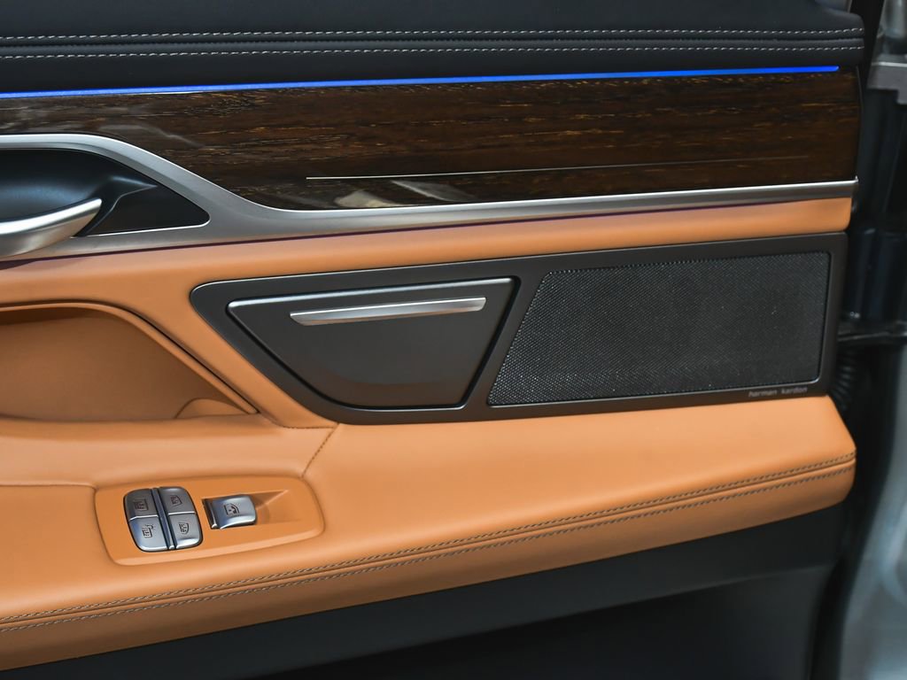 Used 2022 BMW 740i xDrive w/ M Sport Package image 13