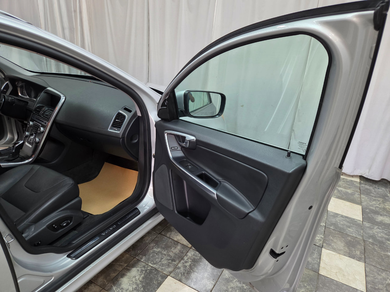 Used 2015 Volvo XC60 T6 image 10