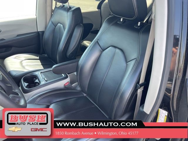 Used 2023 Chrysler Pacifica Touring-L FWD image 17