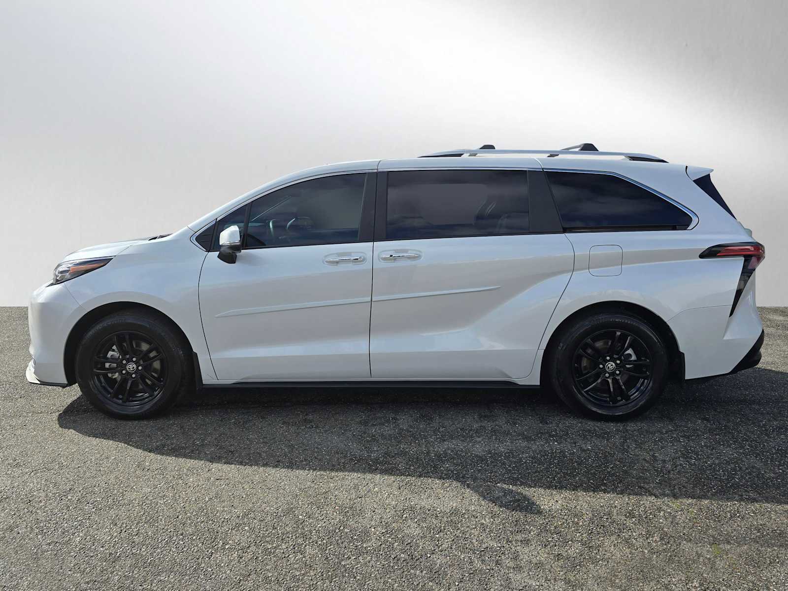 Used 2025 Toyota Sienna Platinum image 4