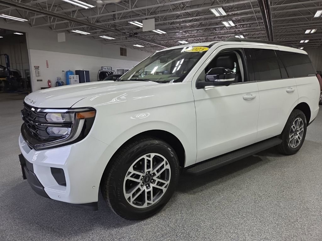 Used 2025 Ford Expedition Active AWD/4WD image 3