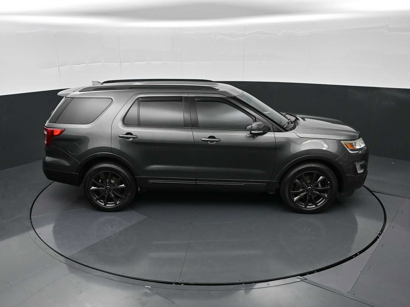 Used 2017 Ford Explorer XLT w/ Equipment Group 202A AWD/4WD image 19