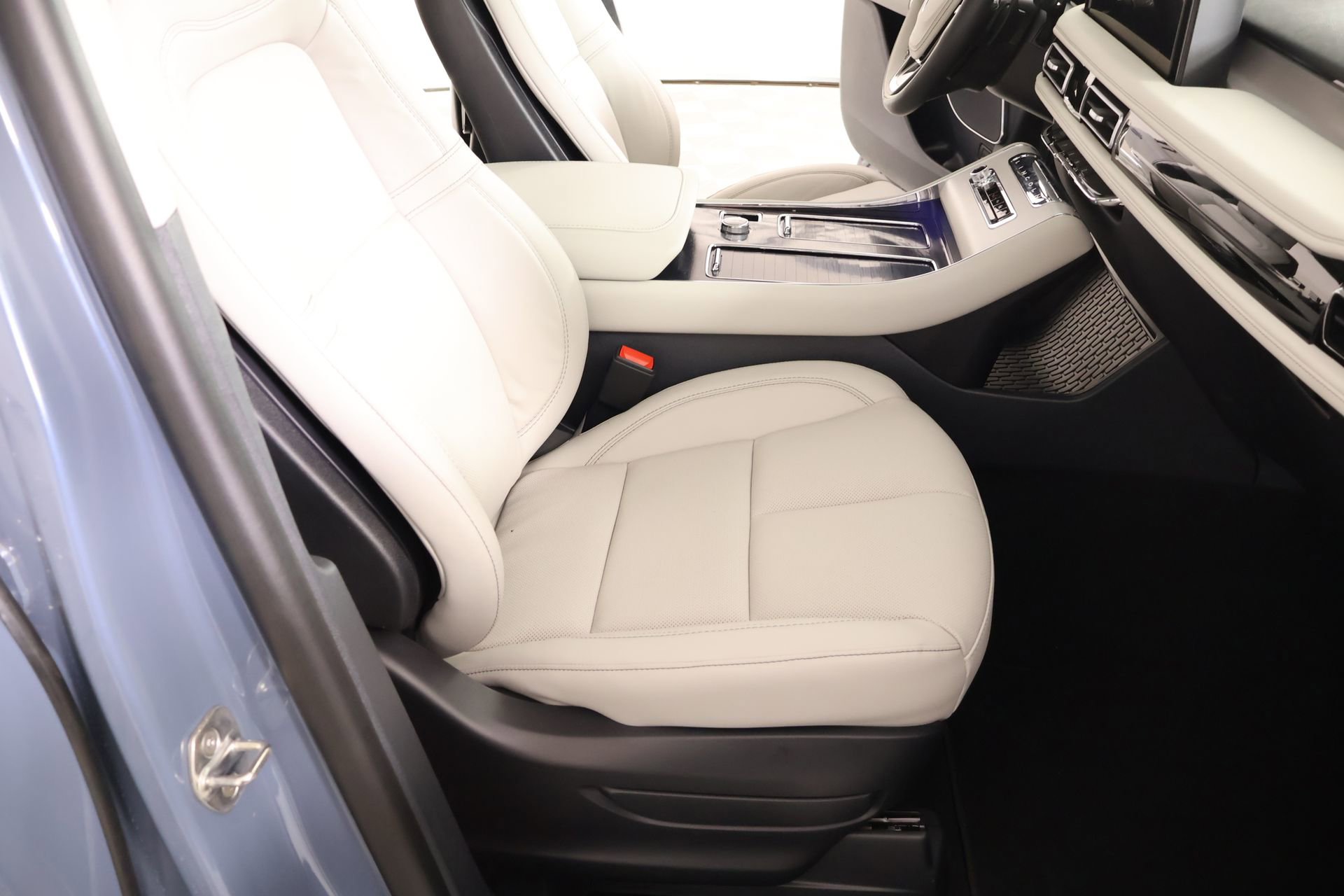 New 2026 Lincoln Aviator Reserve w/ Jet Appearance Package AWD/4WD image 13