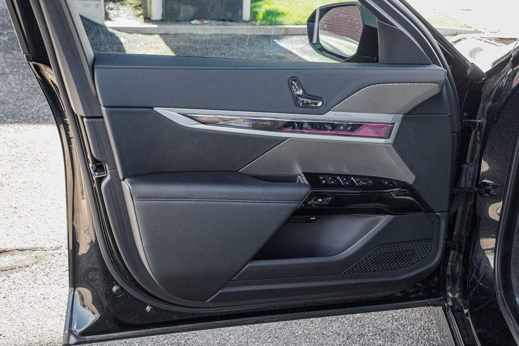 Used 2023 BMW 740i image 8