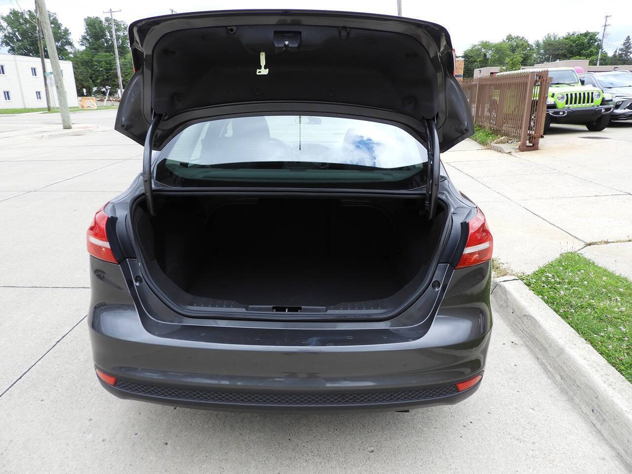 Used 2017 Ford Focus SE FWD image 23