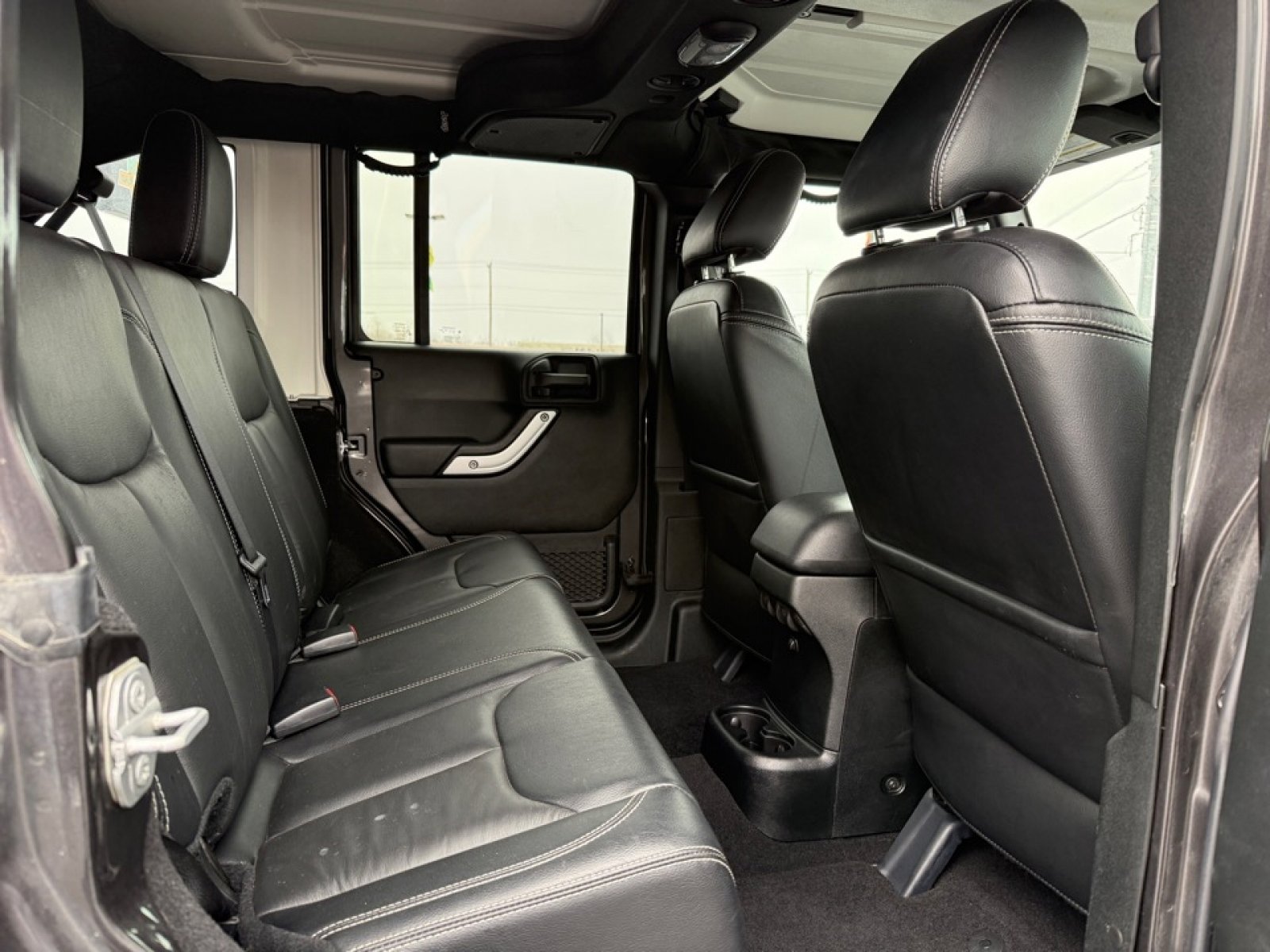 Used 2018 Jeep Wrangler Unlimited Sahara w/ Connectivity Group image 14