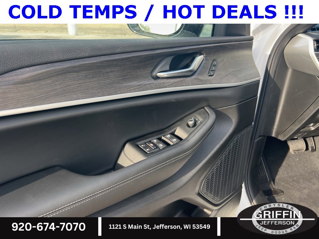 New 2025 Jeep Grand Cherokee Limited w/ Black Appearance Package image 17