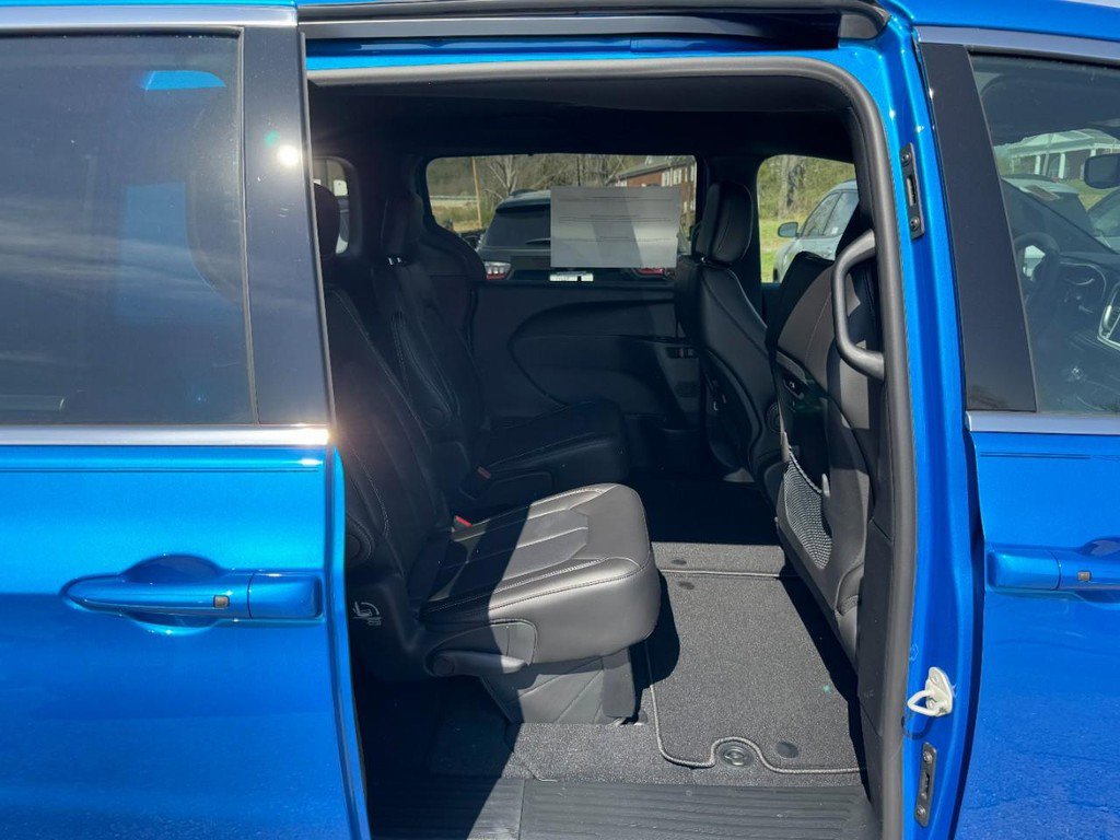 New 2026 Chrysler Pacifica Select FWD image 6